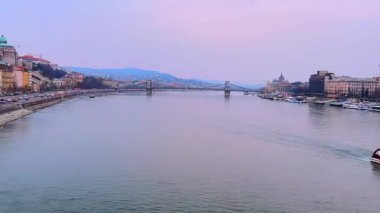 Zaman çizelgesi Tuna Nehri boyunca mor alacakaranlıkta yürüyor, Szechenyi Zinciri Köprüsü manzarası, Buda Kalesi, Budapeşte, Macaristan 'ın Budapeşte bölgesindeki toprak seti boyunca hızlı trafik