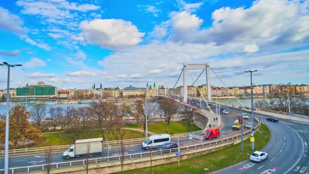 Время Быстро Бегущей Облачностью Движущимися Автомобилями Мосту Через Дунай Будапешт — стоковое видео