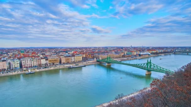 ドナウ川を渡るリバティ橋の上の風光明媚な雲景 背景にあるペスト地区 ゲラートヒル ブダペスト ハンガリーからの眺め — ストック動画