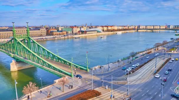 ダヌーブ川 ブダペスト ハンガリーを横断するリバティ橋の上を高速走行雲でタイムラプス — ストック動画
