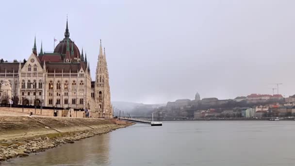 スノーフォール ブダペスト ハンガリーのゴシック議会とダヌーブ川の卓越した建物とパノラマのタイムラプス — ストック動画