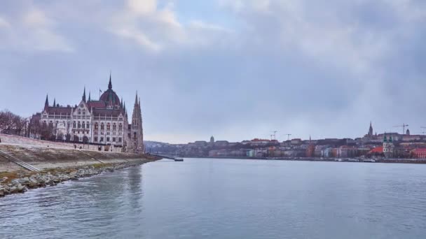 ゴシック議会とダヌーブ川 ブダペスト ハンガリーの建物の上の速いランニング夜の雲と嵐の天気のタイムラプス — ストック動画