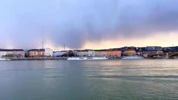 Timelapse Panorama Van Lage Stormachtige Wolken Zonsondergang Hemel Boven Donau — Stockvideo