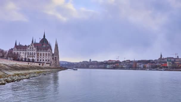 Gyorsan Változó Felhők Duna Parlament Épülete Budai Várhegy Feletti Időjárás — Stock videók