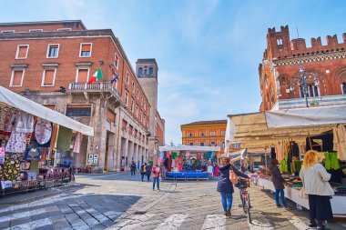 Cavalli Meydanı 'ndaki pazar, tarihi binalar ve Palazzo Comunale, Piacenza, İtalya' ya karşı durdu.