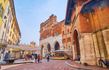 Piazzetta Grida 'daki küçük pazar yerleri Palazzo Comunale ve Loggetta delle Grida, Piacenza, İtalya