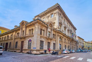 İtalya, Piacenza 'daki Corso Giuseppe Garibaldi' deki Palazzo della Provincia 'nın güzel binası.