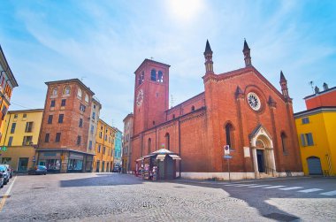 Santa Brigida d 'Irlanda Kilisesi ve İtalya' nın Piacenza kentindeki siyahi evleri ile birlikte ortaçağ Piazza del Borgo Meydanı.