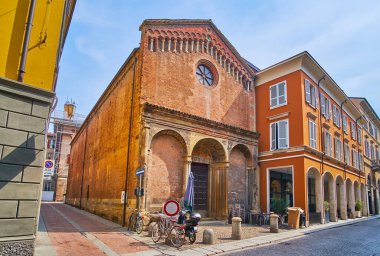 Ortaçağ Sant 'Illario Kilisesi' nin ön cephesi korunmuş fresk ve oyma sütunlarıyla, Corso Giuseppe Garibaldi, Piacenza, İtalya