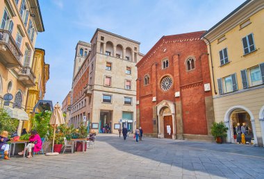 Largo Battisti 'nin tarihi ve modern mimarisi ortaçağ tuğlalarıyla korunmuş San Donnino Kilisesi, Piacenza, İtalya