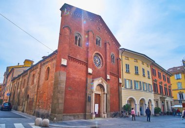 Largo Battisti, Piacenza, İtalya 'daki Ortaçağ San Donnino Kilisesi' nin güzel tuğla cephesi.