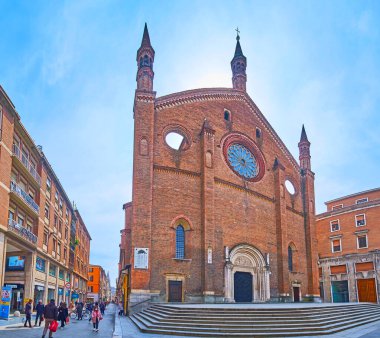 PIACENZA, İtalya - 6 Nisan 2022: Piazza Cavalli, İtalya 'da yer alan San Francesco D' Assisi Ortaçağ tuğla Bazilikası