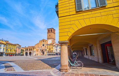 Duomo di Lodi ve tarihi Piazza della Vittoria atari salonunun arkasından, Lodi, İtalya