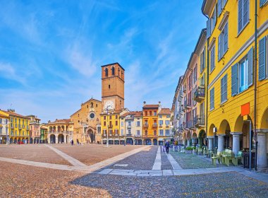 Ortaçağ Piazza della Vittoria 'sı Duomo di Lodi (Katedral) ve geniş yaya meydanı çevresindeki tarihi binalar, Lodi, Lombardy, İtalya