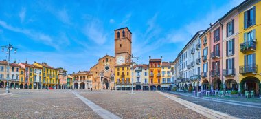 Lodi 'nin ortaçağ evlerinin panoraması Kutsal Bakire Meryem, Lodi, Lombardy, İtalya Katedral Bazilikası