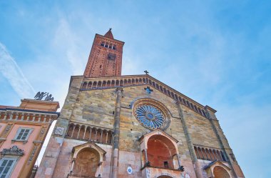 Piacenza Katedral cephesi, gül penceresiyle süslenmiş, atari salonu ve protezleri olan galeriler, İtalya