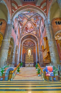 PIACENZA, ITALY - 6 Nisan 2022: Arka planda süslü sunak ve koro bulunan freskli Ana Şapel, Piacenza Katedrali, İtalya