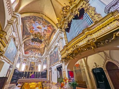 PIACENZA, ITALY - 6 Nisan 2022: St Antoninus Basilica 'nın fresklerle süslü korosu ve papaz evi, yontulmuş yaldızlı org, sıva dekorları ve tabloları, Piacenza, İtalya