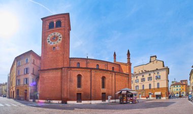 Ortaçağ tuğlalı tarihi Piazza del Borgo Panoraması Santa Brigida d 'Irlanda Kilisesi, Piacenza, İtalya