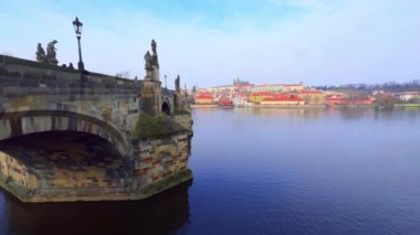 İkonik şekillendirilmiş Charles Köprüsü (Karluv Most) ile parlak mavi gökyüzü ve arka planda St Vitus Katedrali ile birlikte şehir manzarası, Prag, Çek Cumhuriyeti