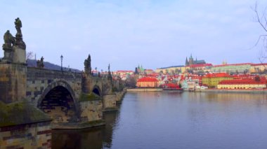 Vltava Nehri seti, Prag Kalesi 'ne karşı taş kemerler ve oyulmuş süslemelerle Charles Köprüsü' nü gözlemlemek, St Vitus Katedrali 'nin tepesinde, Çek Cumhuriyeti' nin ufuk çizgisine hakim olmak.