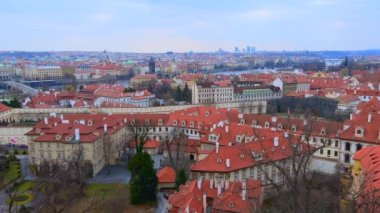 Mala Strana 'nın çatıları, Charles Köprüsü ve Vltava Nehri' nin kuleleri, Prag, Çek Cumhuriyeti