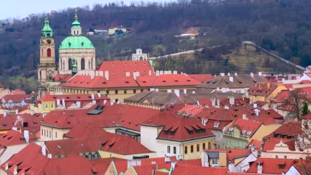 高い鐘楼とセントニコラス教会のドームを持つマラ ストラナ屋根のパノラマ プラハ チェコ — ストック動画