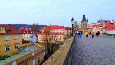 Gotik Eski Şehir Köprüsü, Mala Strana Köprüsü Kulesi ve Çek Cumhuriyeti 'nin Prag, Na Kampe Caddesi' nde küçük pazarı olan Kampa Adası 'nın tarihi evleri ile oyulmuş Ortaçağ Charles Köprüsü Panoraması
