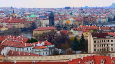 Eski çatıları olan havadan şehir manzarası, Vltava Nehri boyunca uzanan Charles Köprüsü uzun Gotik Eski Şehir Köprüsü ile Çek Cumhuriyeti 'nin (Prag), Mesto (Eski Şehir) ve Prag' ın konutlarına karşı görüldü.