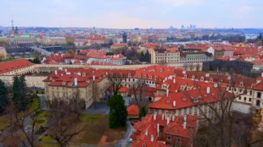 Prag Kalesi, arka planda Mala Strana (Küçük Çeyrek) kırmızı çatıları, kubbeleri, Belfries ve Petrin Tepesi manzarasını açıyor.