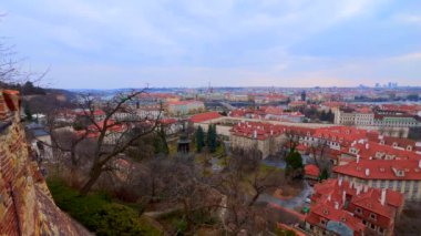 Prag Kalesi 'nin surları Furstenberg Bahçesi, Mala Strana' nın kırmızı çatıları ve arka planda Vltava Nehri, Prag, Çek Cumhuriyeti