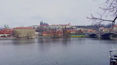 Manes ve Charles Bridges, Mala Strana ve Hradcany bölgeleriyle Vltava Nehri Panoraması, Çek Cumhuriyeti Prag Kalesi Tepesi 'nin tepesinde St Vitus Katedrali