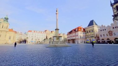 Ortasında Marian Sütunu, ortasında Jan Hus Anıtı, Tyn Kilisesi, tarihi konutlar, kafeler, restoranlar, arka planda Eski Belediye Binası ve Aziz Nicholas Kilisesi, Prag, Çek Cumhuriyeti