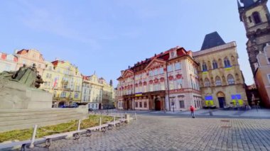 Tyn Kilisesi, Jan Hus Anıtı, St Nicholas Kilisesi, Eski Belediye Binası ve Çek Cumhuriyeti Meydanı, Prag ve Marian Sütunu ile Eski Şehir Meydanı Panoraması