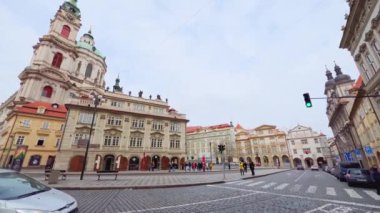 Malostranske Namesti Panoraması (Küçük Çeyrek Meydanı), üzerinde büyük yeşil kubbe bulunan ve tarihi yapılarla çevrili Aziz Nicholas Kilisesi 'nin inşasıyla, Prag, Çek Cumhuriyeti