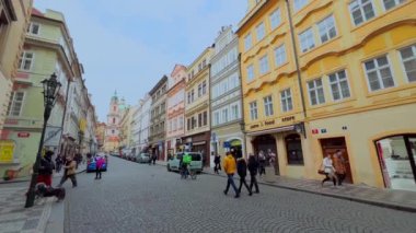 Mostecka Caddesi 'ndeki tarihi evler ve Charles Köprüsü' ndeki ortaçağ Mala Strana Köprüsü Kulesi, Küçük Mahalle, Prag, Çek Cumhuriyeti