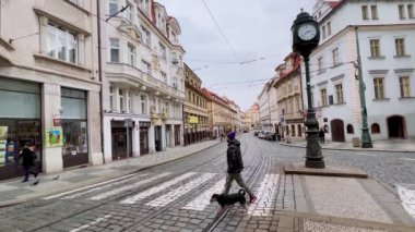 Çek Cumhuriyeti Prag 'ın Mala Strana (Küçük Mahallesinde) tarihi Karmelitska Caddesi' nde eski kırmızı tramvay sürüyor.