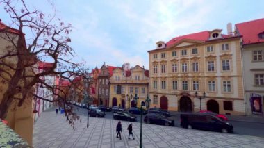 Nerudova Caddesi panorama, süslü ortaçağ evleri, Altın Yıldızlı Ev, St John Nepomuk ve Radnicke Merdivenleri 'nin heykeli, Prag, Cazech Cumhuriyeti