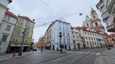 Siyahi evleri olan tarihi Karmelitska Caddesi Panoraması, St. Nicholas Kilisesi ve demiryolları Kubbesi, Mala Strana, Prag, Çek Cumhuriyeti