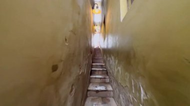 Merdivenlerden çıkıp evlerin arasına gir Vinarna Certovka Caddesi, şehrin en dar yaya geçidi, Mala Strana, Prag, Çek Cumhuriyeti