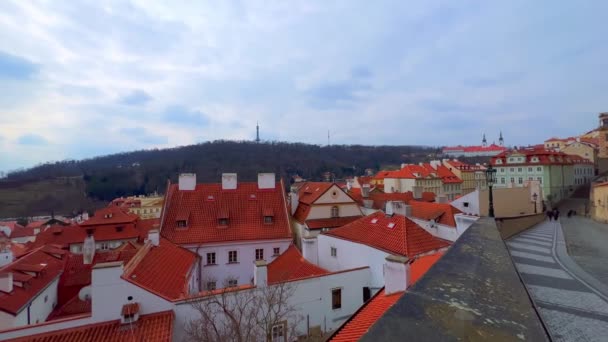 キャッスルヒルオブプラハ城は ストラナ ペトリンヒルの赤いタイル屋根 ストラホフ修道院の鐘楼 セントニコラス教会 プラハ チェコ共和国の緑のドームを観察しています — ストック動画