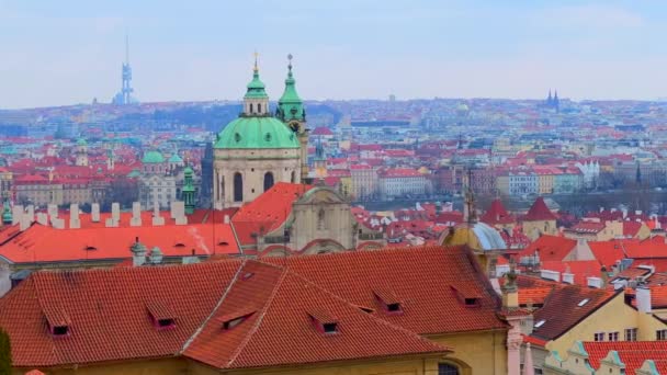 Panorama Červenými Střechami Malé Strany Zelenou Kopulí Kostela Mikuláše Žižkovskou — Stock video