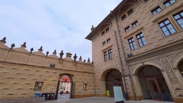 Panorama Zabytkowego Dziedzińca Pałacu Schwarzenberg Ścianami Bogato Zdobione Skomplikowanym Sgraffito — Wideo stockowe