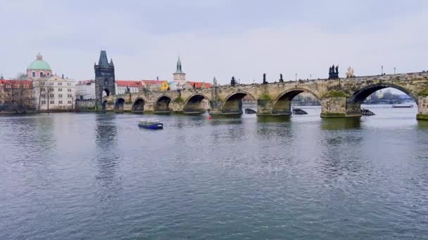 Panorama Średniowiecznego Kamienia Łukowego Rzeźbami Wieżami Mostowymi Obu Stron Praga — Wideo stockowe