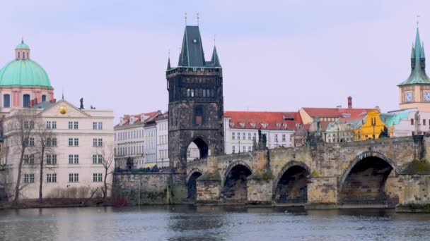 中世纪的黑石拱形查尔斯桥与旧城大桥塔 雕塑和住房后斯特雷迈斯托 Vltava河 布拉格 捷克共和国 — 图库视频影像