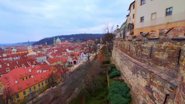 Horní Pohled Malou Stranu Červenými Kachlovými Střechami Hradbami Pražského Hradu — Stock video