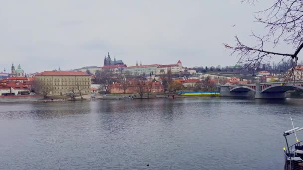 捷克共和国布拉格城堡山顶圣维图斯大教堂Vltava河全景及Manes和Charles Bridges Mala Stra和Hradcany区 — 图库视频影像