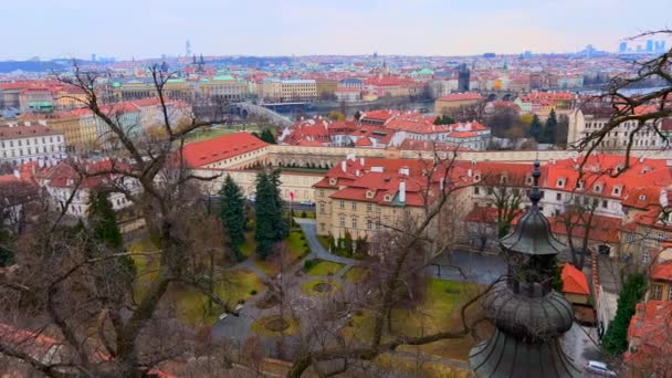 歴史的なフルステンバーグガーデン 赤いタイル屋根とチェコ プラハ チェコのバックグラウンドの中世の建物とのより低いクォーターパノラマの街並み — ストック動画