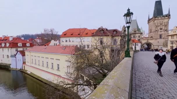 Πανόραμα Της Μεσαιωνικής Γέφυρας Charles Mala Strana Bridge Tower Γλυπτά — Αρχείο Βίντεο