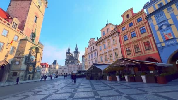 位于捷克共和国布拉格老市政厅钟楼上的旧城广场的中世纪房屋 有室外餐厅 Marian柱 Tynsky教堂哥特式塔 布拉格奥洛日 — 图库视频影像